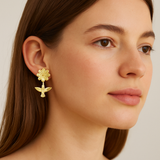 Arete broquel Colibrí con Flor en Oro de 10K
