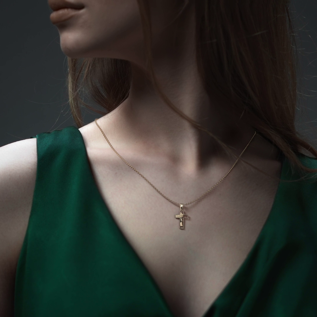 Dije de Cruz de Oro 10K con Rostro de Cristo – Elegancia y Fe para Hombre