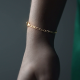 Pulsera Esclava de Oro 10K Estilo Fígaro 3x1 con Placa | Joyería Italiana