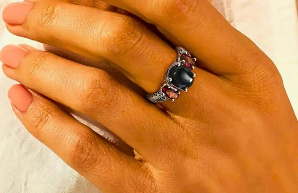 Anillo S925 Ley Circonita Negra y Roja Cerrado Calenbi