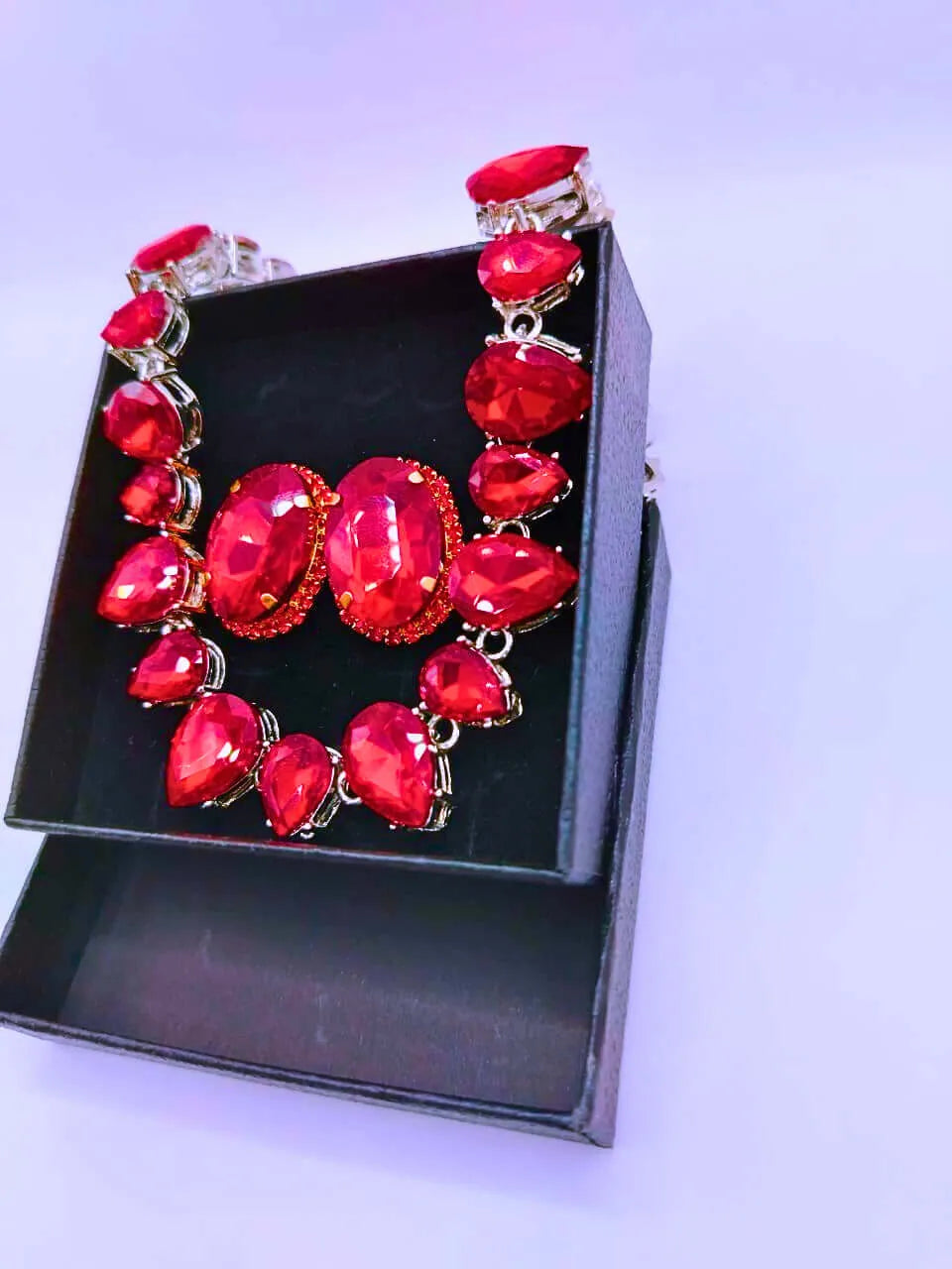 Collar y Aretes Aleación Circonita Cubica Negro,Rojo y Blanco Calenbi