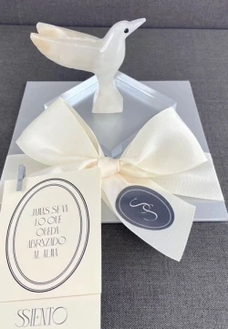 Colibrí de onix en base de acrílico