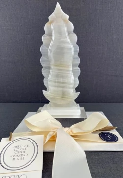 Virgen de Guadalupe de onix con base de acrilico