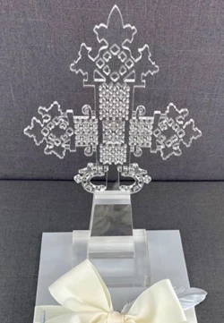 Cruz labrada en acrilico con base