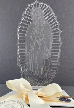 Virgen de Guadalupe en acrilico con base